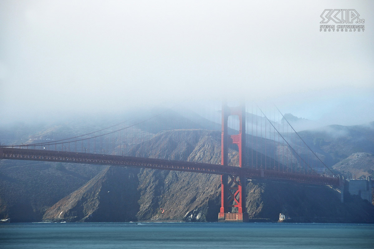 San Francisco - Golden Gate Bridge Op onze laatste dag in de USA was de Golden Gate Bridge bijna niet zichtbaar door de dichte mist. Pas tegen het einde van de namiddag konden we een glimp opvangen van deze 2737m lange hangbrug. Stefan Cruysberghs